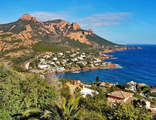 La Baie d'Agay, située à Saint-Raphaël, est une plage pittoresque bordée de sable fin et entourée des majestueuses montagnes rouges du Massif de l'Estérel. Idéale pour les familles, elle offre des eaux cristallines propices à la baignade et au snorkeling. Les visiteurs peuvent également profiter de diverses activités nautiques, telles que le kayak et le paddle, proposées par le Beach Club local. Après une journée de détente, de nombreux restaurants et bars en bord de mer permettent de savourer des spécialités locales tout en admirant le coucher du soleil
