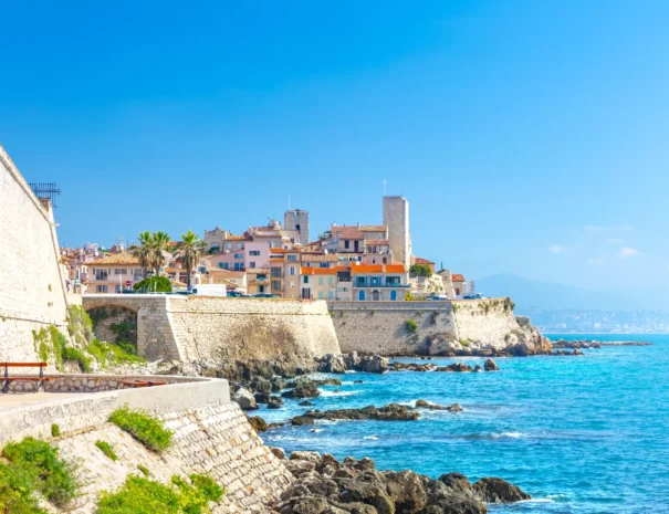 Explorez le Vieil Antibes, le cœur historique de la ville, où les ruelles pavées, les marchés provençaux et les places ombragées vous plongent dans l'atmosphère authentique de la Côte d'Azur. Entourée de remparts médiévaux, cette vieille ville regorge de boutiques artisanales, de cafés pittoresques et de sites historiques tels que le musée Picasso, offrant une immersion dans le passé riche de la région. Ne manquez pas le marché provençal animé, idéal pour découvrir les saveurs locales.