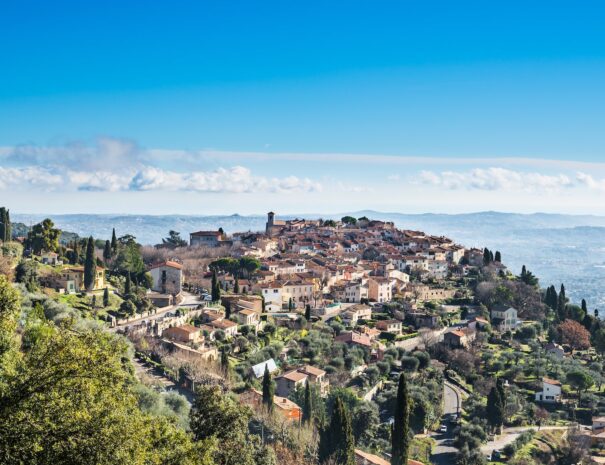 Découvrez le village perché de Cabris, situé à 550 mètres d'altitude dans les Alpes-Maritimes, offrant une vue panoramique exceptionnelle sur la Méditerranée, les îles de Lérins et le massif de l'Estérel. Ce charmant village provençal est réputé pour ses ruelles pittoresques, son église paroissiale Notre-Dame de l'Assomption et son ancien château médiéval. L'esplanade du château, aujourd'hui place Mirabeau, offre l'un des plus beaux belvédères de la Côte d'Azur.