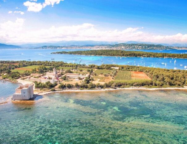 Découvrez un panorama époustouflant des îles de Lérins, un archipel idyllique situé au large de Cannes, en Méditerranée. Composé de l'île Sainte-Marguerite et de l'île Saint-Honorat, cet ensemble insulaire offre des paysages naturels préservés, des plages de sable fin et des eaux cristallines. Accessible en seulement 15 minutes de bateau depuis Cannes, les îles de Lérins sont idéales pour une escapade en pleine nature, alliant détente et découverte culturelle