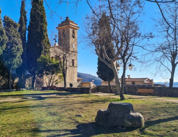 Découvrez le village perché de Coaraze, surnommé le "village du soleil", situé à 650 mètres d'altitude dans les Alpes-Maritimes. Ce charmant village est réputé pour ses ruelles pavées, ses maisons colorées et ses 11 cadrans solaires monumentaux, œuvres d'art signées par des artistes tels que Jean Cocteau et Gilbert Valentin. Ces cadrans solaires, installés dans les années 1960, célèbrent le soleil omniprésent de la région et ajoutent une touche artistique unique au patrimoine local. Coaraze est classé parmi les Plus Beaux Villages de France et offre une atmosphère pittoresque propice à la découverte et à la détente