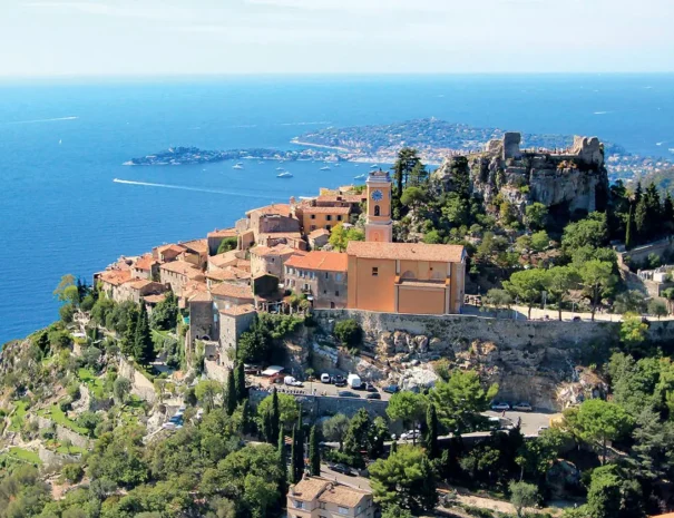 Découvrez une vue imprenable sur le village perché d'Èze et son château médiéval, offrant un panorama exceptionnel sur la mer Méditerranée et la Côte d'Azur. Perché à 429 mètres d'altitude, le village d'Èze est réputé pour ses ruelles pittoresques, ses maisons en pierre et son atmosphère médiévale préservée. Le château, datant du XIIᵉ siècle, offre des vues panoramiques spectaculaires sur la mer et les montagnes environnantes. Une destination incontournable pour les amateurs d'histoire, de culture et de paysages époustouflants.