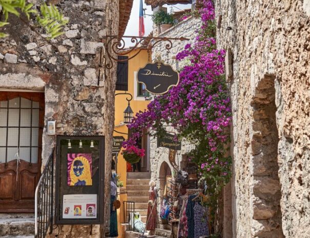 Explorez les ruelles étroites et sinueuses du village médiéval d'Èze, perché à 426 mètres d'altitude sur la Côte d'Azur. Ce village historique offre des panoramas imprenables sur la mer Méditerranée et la Riviera française, tout en préservant son architecture médiévale authentique. Chaque coin de rue révèle des détails architecturaux fascinants et une atmosphère unique, faisant d'Èze une destination incontournable pour les amateurs de culture et de paysages exceptionnels.