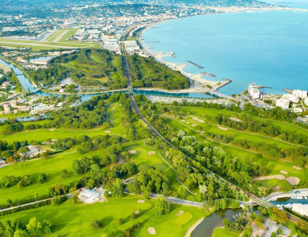 Découvrez le Golf Old Course Cannes-Mandelieu, le plus ancien parcours de la Côte d'Azur fondé en 1891 par le Grand-Duc Michel de Russie. Ce parcours de 18 trous, niché au cœur de 74 hectares de pins parasols centenaires, offre une expérience de jeu unique avec une traversée pittoresque de la rivière Siagne en ferry. Profitez d'un cadre exceptionnel entre mer et montagne pour une partie de golf inoubliable.