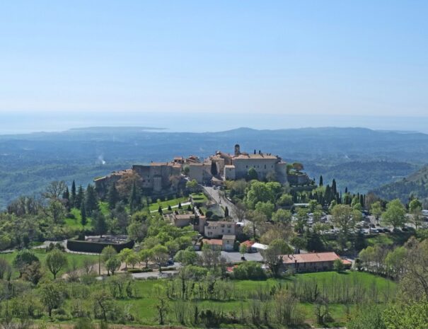 Découvrez le village médiéval de Gourdon, perché tel un nid d'aigle sur un éperon rocheux, offrant une vue panoramique exceptionnelle sur la Côte d'Azur, s'étendant de Nice à Théoule-sur-Mer.