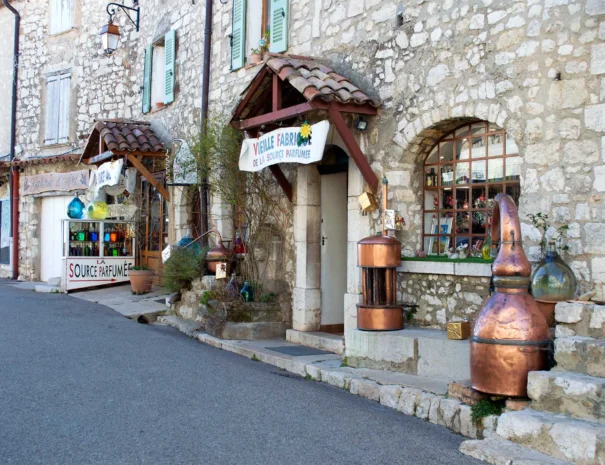 Découvrez Gourdon, un village médiéval perché sur un éperon rocheux à 758 mètres d'altitude, offrant une vue imprenable sur plus de 80 kilomètres de la Côte d'Azur. Classé parmi les "Plus Beaux Villages de France", Gourdon séduit par son patrimoine historique et ses paysages à couper le souffle.