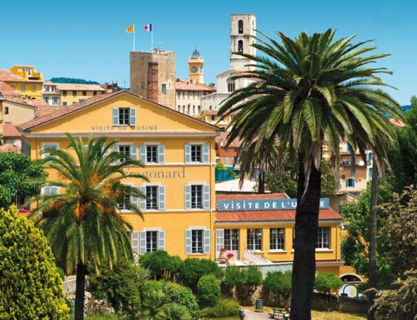 Découvrez la Maison Fragonard à Grasse, fondée en 1926, symbole de l'art de la parfumerie provençale. Visitez l'usine historique et le musée du parfum pour plonger dans l'univers des fragrances authentiques de la Côte d'Azur.
