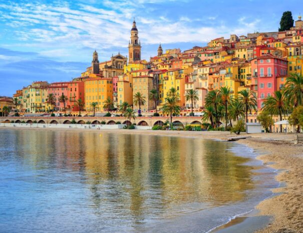 Découvrez la Plage des Sablettes à Menton, offrant une vue imprenable sur les façades colorées de la vieille ville. Cette plage de gravillons fins, longue de 350 mètres, est idéale pour les familles grâce à ses eaux calmes et ses commodités modernes.