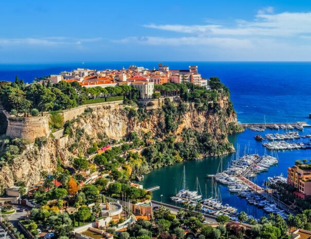 Découvrez une image aérienne captivante du Rocher Princier de Monaco, mettant en valeur le Palais du Prince perché sur une falaise majestueuse dominant la mer Méditerranée. Cette vue exceptionnelle illustre la splendeur et l'élégance de la Principauté de Monaco.