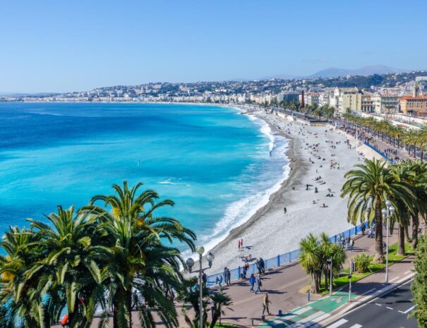 La Colline du Château à Nice offre une vue panoramique exceptionnelle sur la Promenade des Anglais, la Baie des Anges et la ville de Nice. Depuis ce point culminant, les visiteurs peuvent admirer le littoral azur, les plages emblématiques et le Vieux-Nice, le tout dans un cadre naturel paisible.